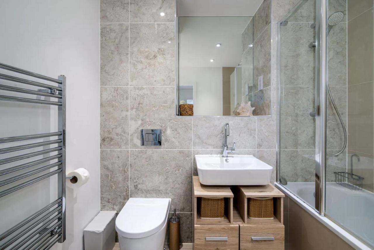 Stunning Riverside View Apartment, Near Canary Wharf & O2 Лондон Екстер'єр фото